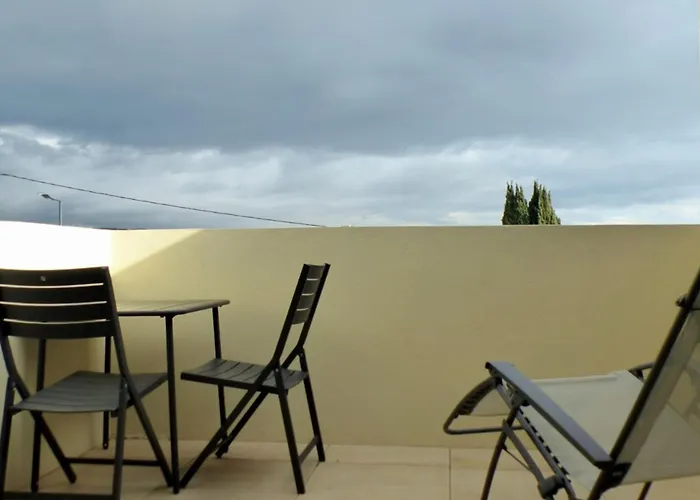 F4 House In Residence With Private Garden